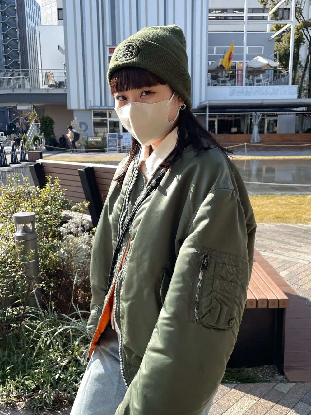 「カジュアルコーデ、低身長、デニムパンツ、メンズライク、古着MIX、MA-1、clarks、153cm、アパレル店員の休日、おしゃれさんと繋がりたい」｜「STUSSYのアイテム（ニットキャップ/ビーニー、グリーン系）」を使った、denさん（レディース・153cm）の春コーディネートの2枚目の写真