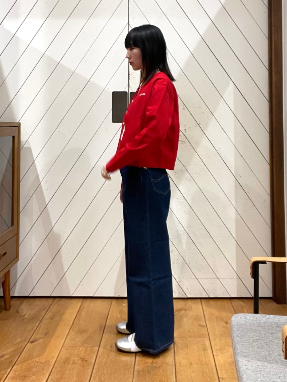 ホワイト系のタンクトップ、レッド系のカーディガン/ボレロ、ホワイト系のタンクトップを着用したレディースの春コーディネートの2枚目の写真