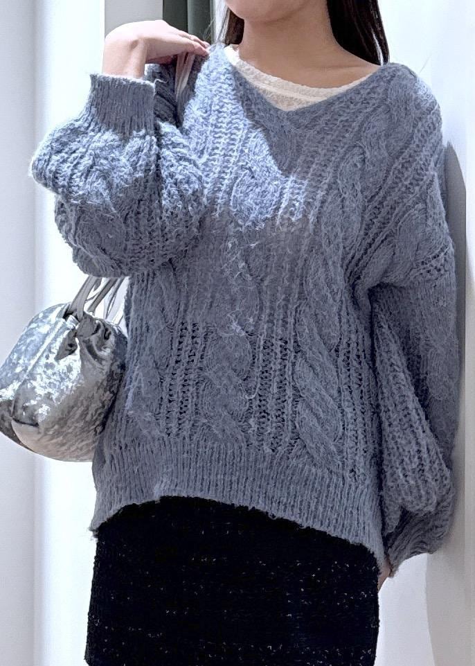 ブルー系のスカート、ホワイト系のTシャツ/カットソー、ブルー系のニット/セーターを着用したレディースの冬コーディネートの2枚目の写真