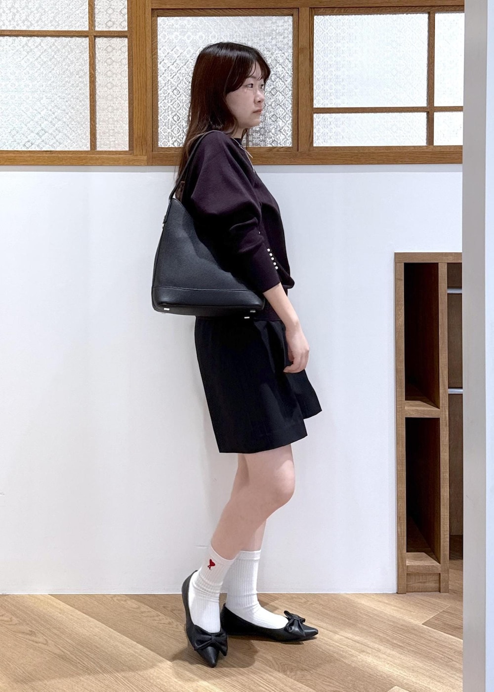 ブラック系のその他パンツ、ブラック系のショルダーバッグ、ブラウン系のニット/セーターを着用したレディースの秋コーディネートの4枚目の写真