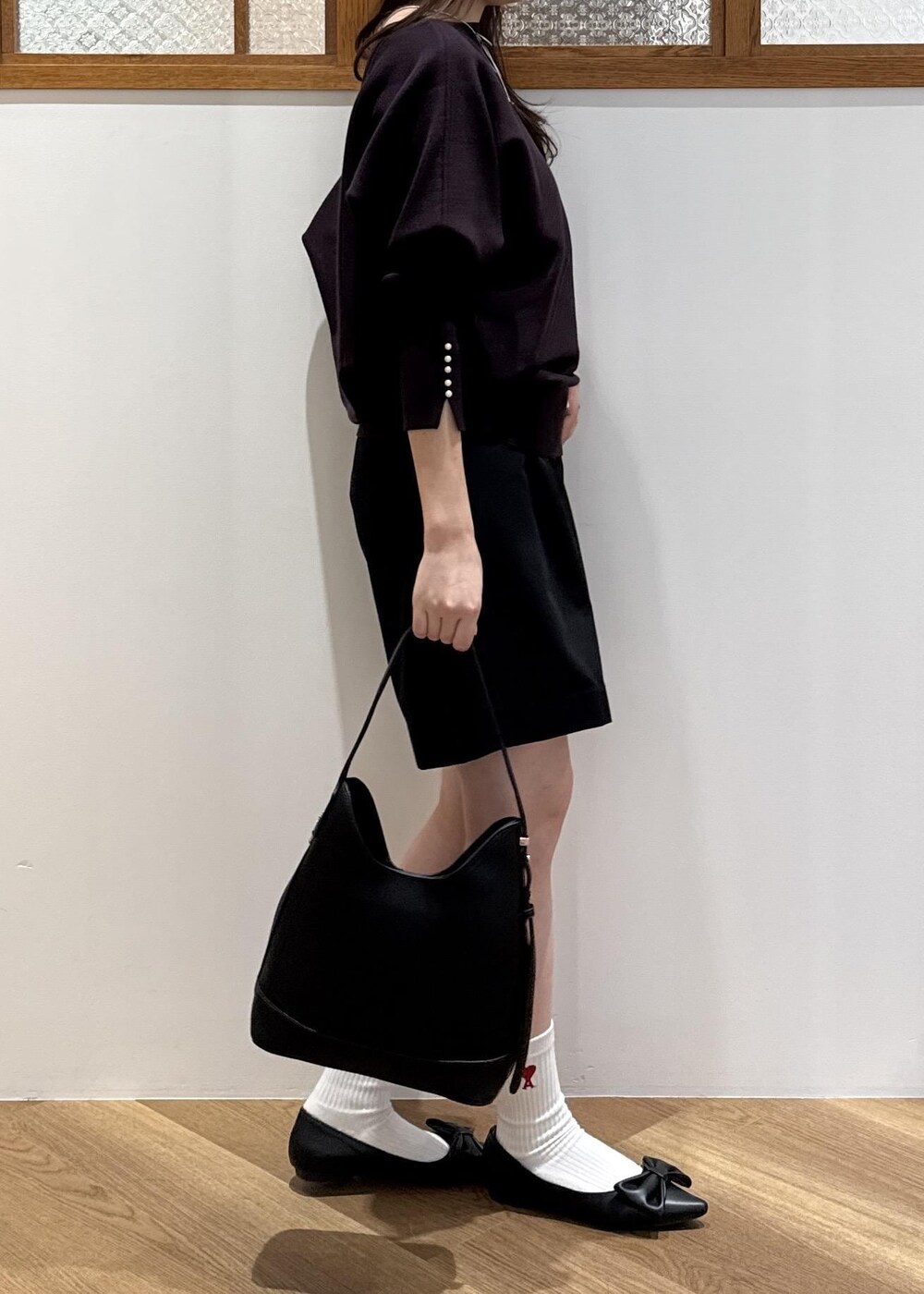 ブラック系のその他パンツ、ブラック系のショルダーバッグ、ブラウン系のニット/セーターを着用したレディースの秋コーディネートの5枚目の写真