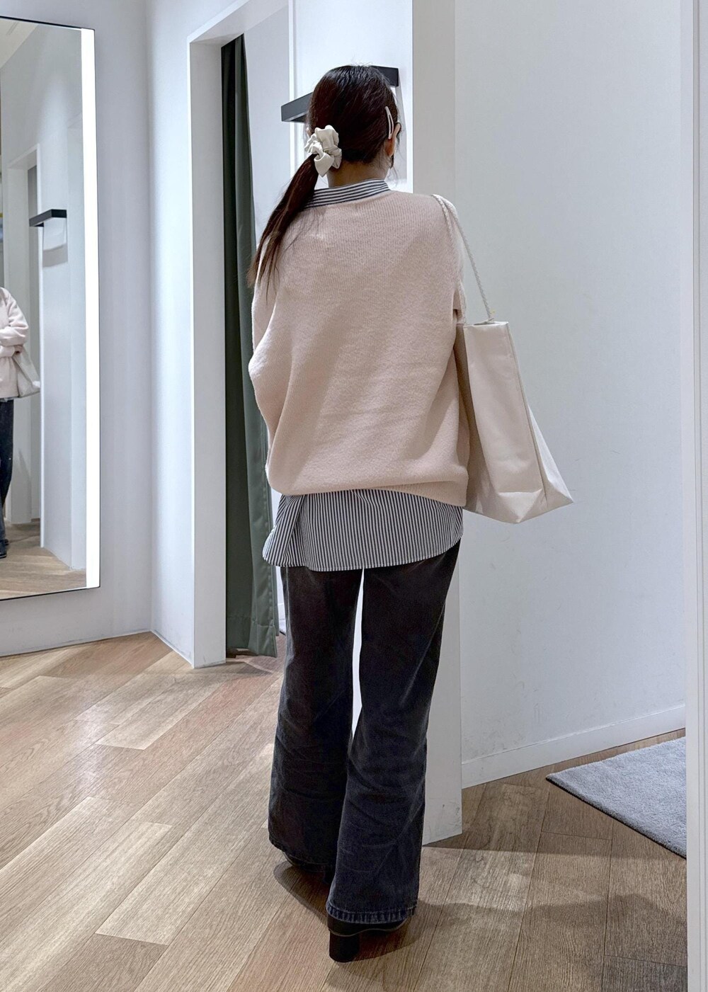 ホワイト系のトートバッグ、ブラック系のデニムパンツ、ブルー系のシャツ/ブラウスを着用したレディースの秋コーディネートの7枚目の写真