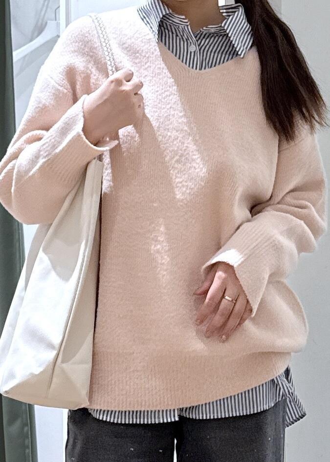 ホワイト系のトートバッグ、ブラック系のデニムパンツ、ブルー系のシャツ/ブラウスを着用したレディースの秋コーディネートの2枚目の写真