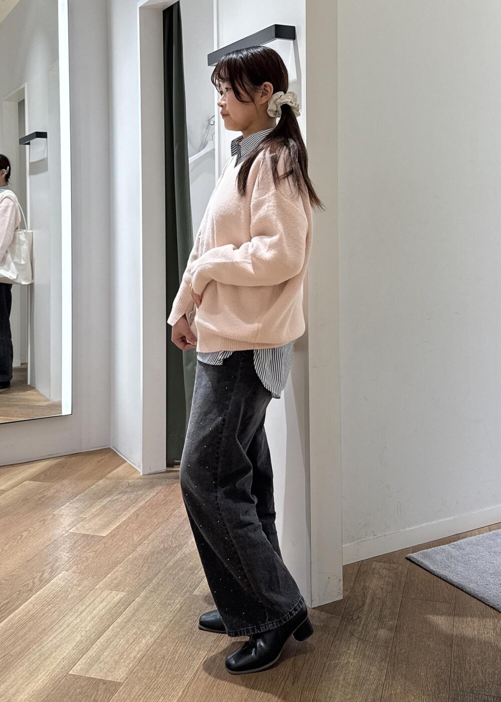 ホワイト系のトートバッグ、ブラック系のデニムパンツ、ブルー系のシャツ/ブラウスを着用したレディースの秋コーディネートの5枚目の写真