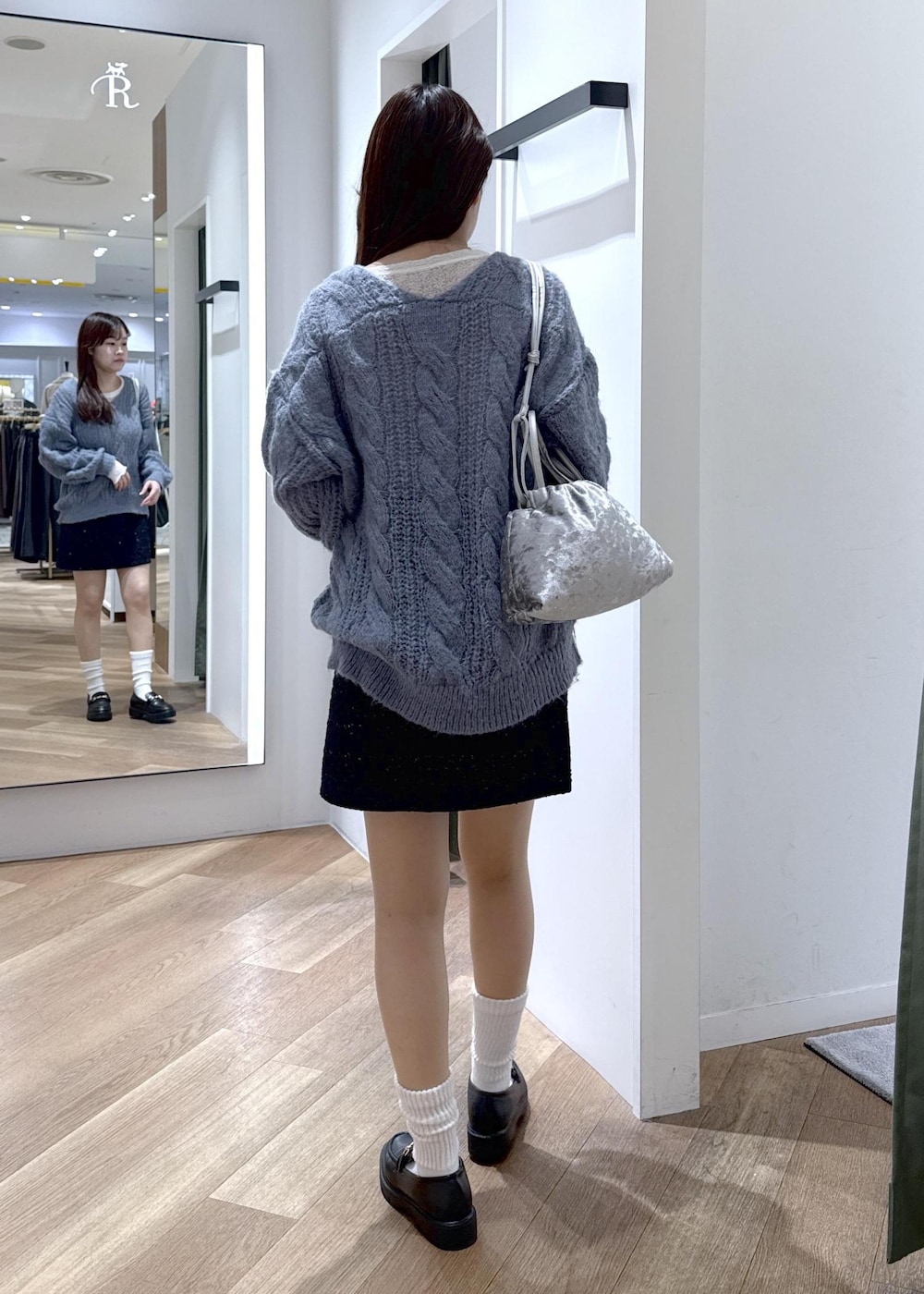 ブルー系のスカート、ホワイト系のTシャツ/カットソー、ブルー系のニット/セーターを着用したレディースの冬コーディネートの8枚目の写真