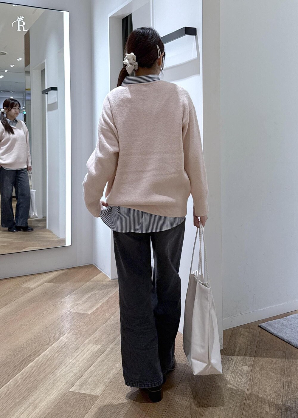 ホワイト系のトートバッグ、ブラック系のデニムパンツ、ブルー系のシャツ/ブラウスを着用したレディースの秋コーディネートの8枚目の写真