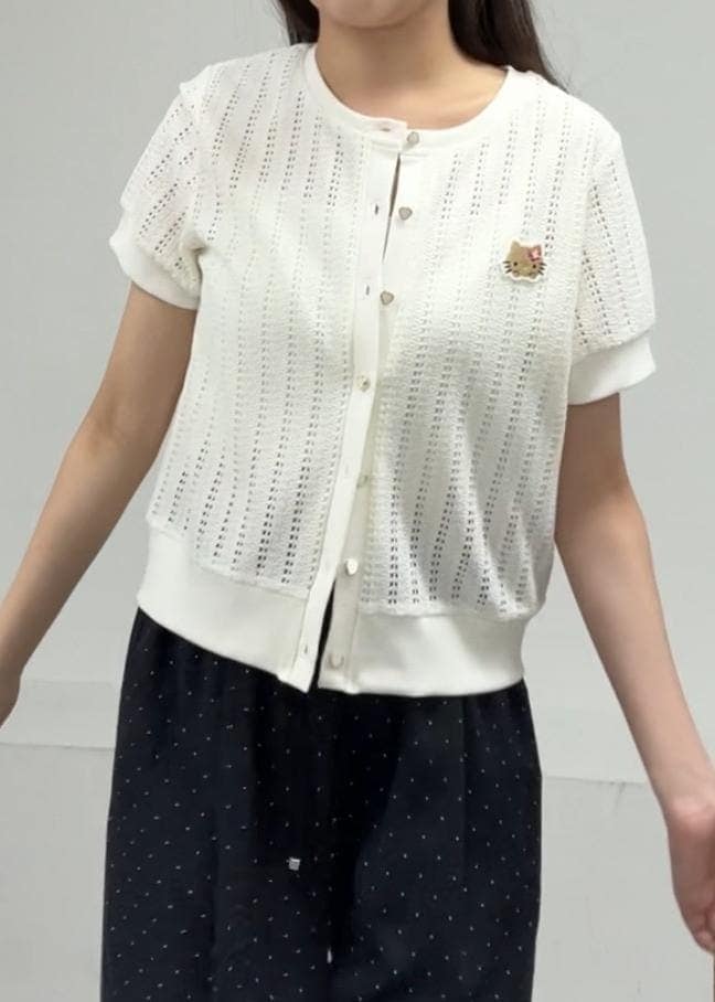 グレー系のショルダーバッグ、ホワイト系のサンダル、ブルー系のその他パンツを着用したレディースの夏コーディネートの3枚目の写真