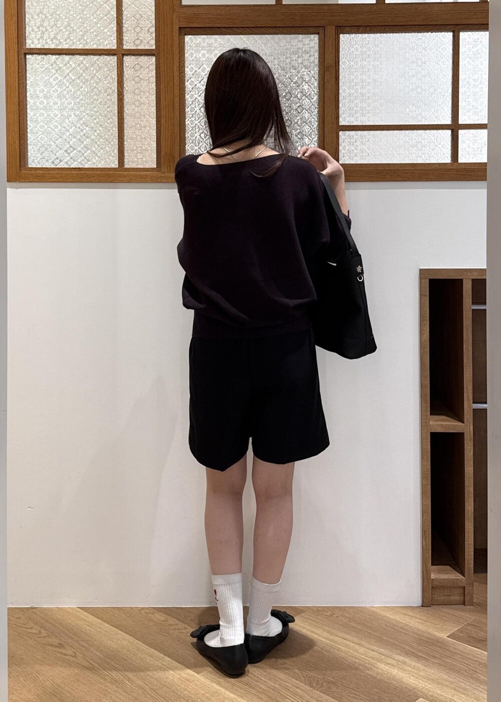 ブラック系のその他パンツ、ブラック系のショルダーバッグ、ブラウン系のニット/セーターを着用したレディースの秋コーディネートの8枚目の写真