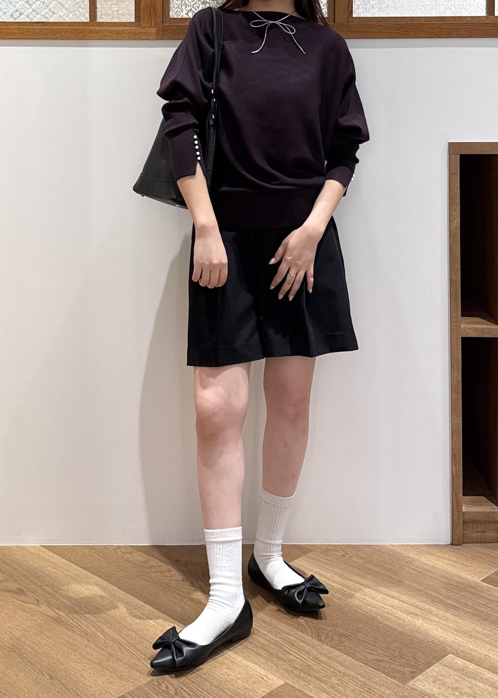 ブラック系のその他パンツ、ブラック系のショルダーバッグ、ブラウン系のニット/セーターを着用したレディースの秋コーディネートの9枚目の写真