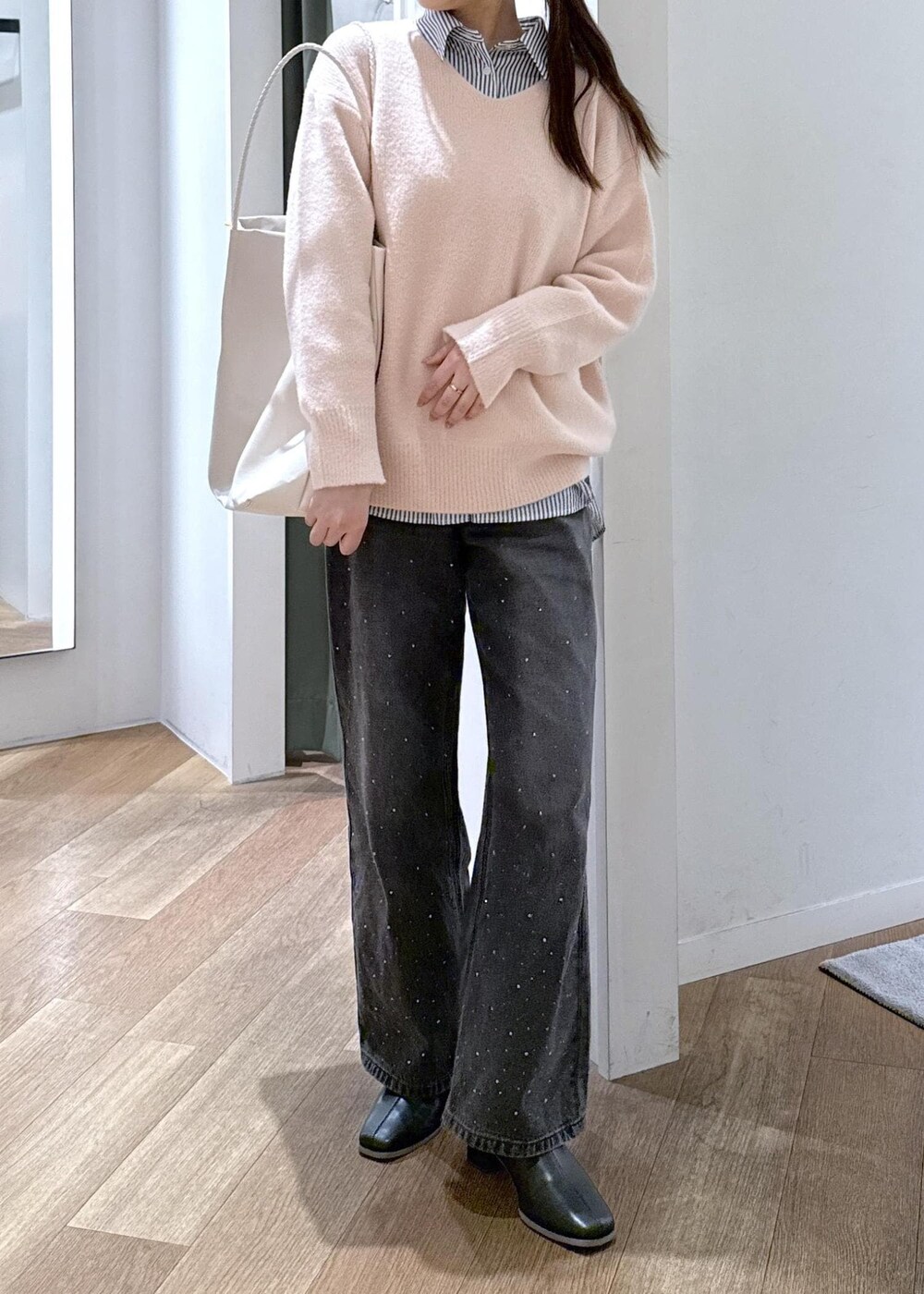 ホワイト系のトートバッグ、ブラック系のデニムパンツ、ブルー系のシャツ/ブラウスを着用したレディースの秋コーディネートの9枚目の写真