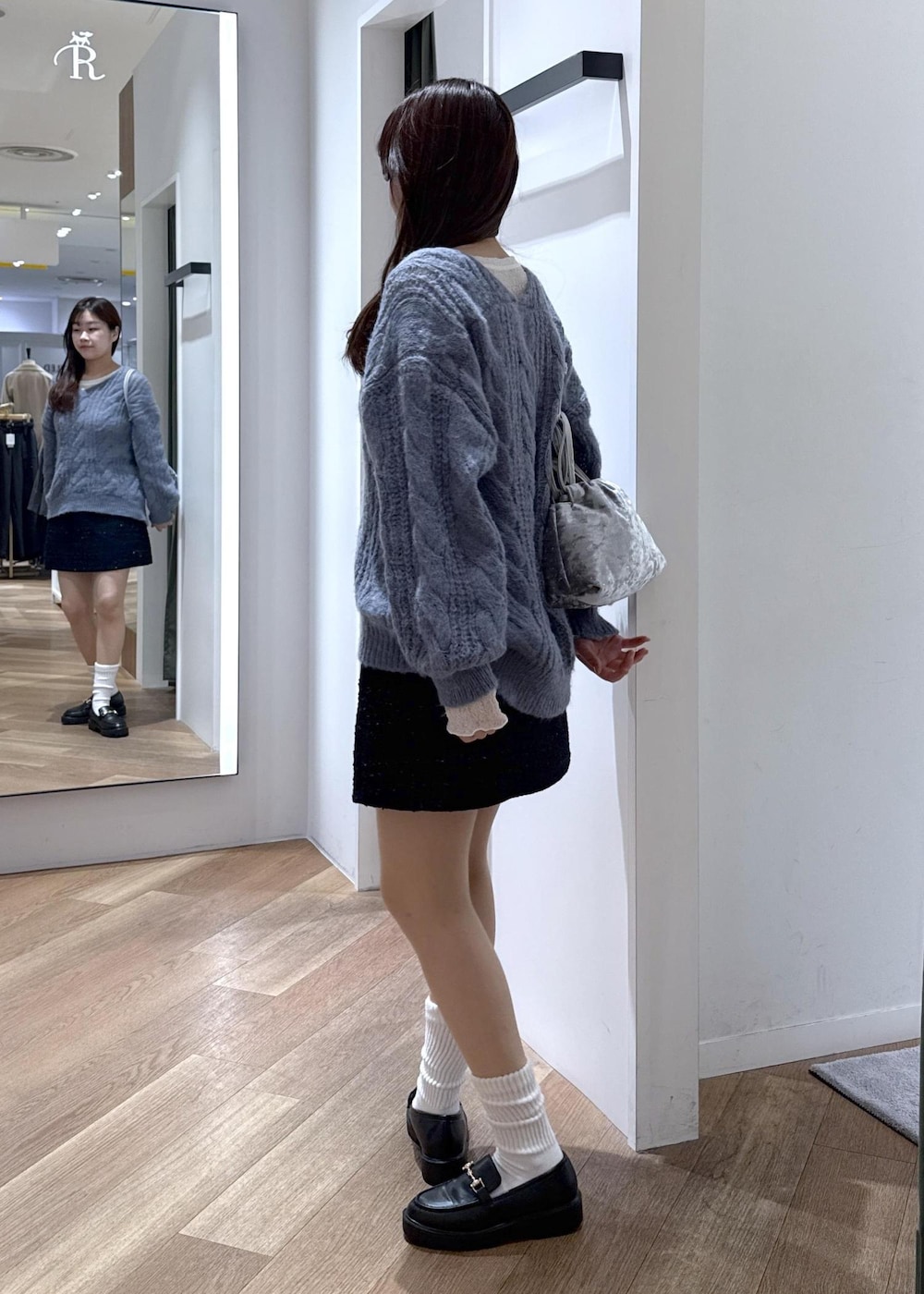 ブルー系のスカート、ホワイト系のTシャツ/カットソー、ブルー系のニット/セーターを着用したレディースの冬コーディネートの7枚目の写真