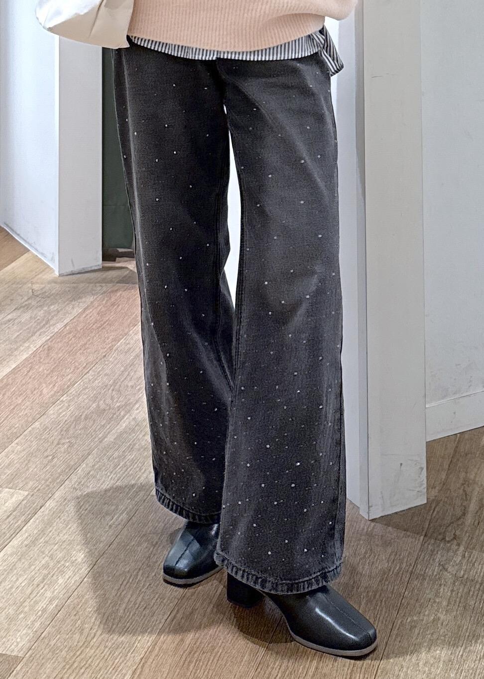 ホワイト系のトートバッグ、ブラック系のデニムパンツ、ブルー系のシャツ/ブラウスを着用したレディースの秋コーディネートの3枚目の写真