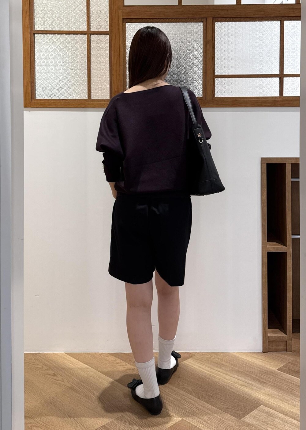 ブラック系のその他パンツ、ブラック系のショルダーバッグ、ブラウン系のニット/セーターを着用したレディースの秋コーディネートの7枚目の写真