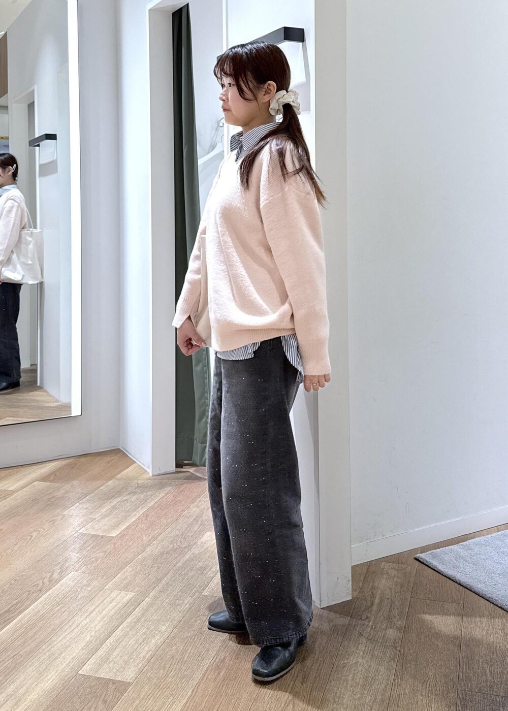 ホワイト系のトートバッグ、ブラック系のデニムパンツ、ブルー系のシャツ/ブラウスを着用したレディースの秋コーディネートの6枚目の写真