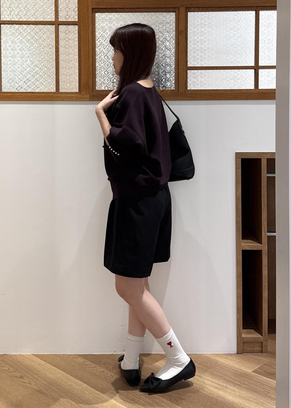 ブラック系のその他パンツ、ブラック系のショルダーバッグ、ブラウン系のニット/セーターを着用したレディースの秋コーディネートの6枚目の写真