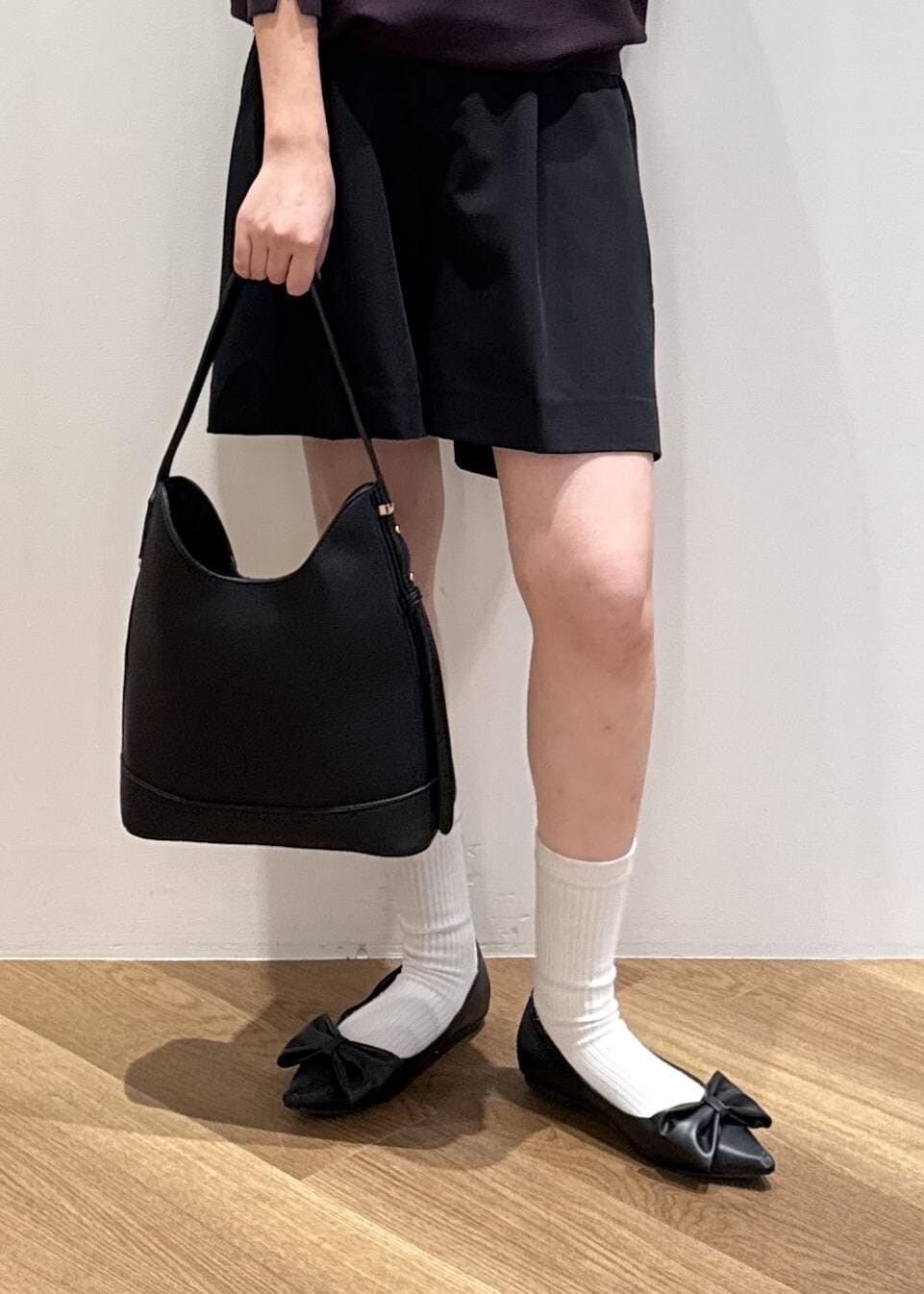 ブラック系のその他パンツ、ブラック系のショルダーバッグ、ブラウン系のニット/セーターを着用したレディースの秋コーディネートの3枚目の写真