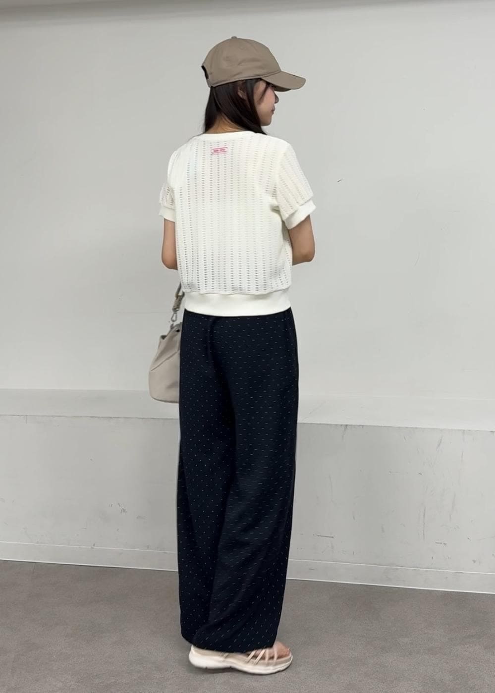 グレー系のショルダーバッグ、ホワイト系のサンダル、ブルー系のその他パンツを着用したレディースの夏コーディネートの7枚目の写真
