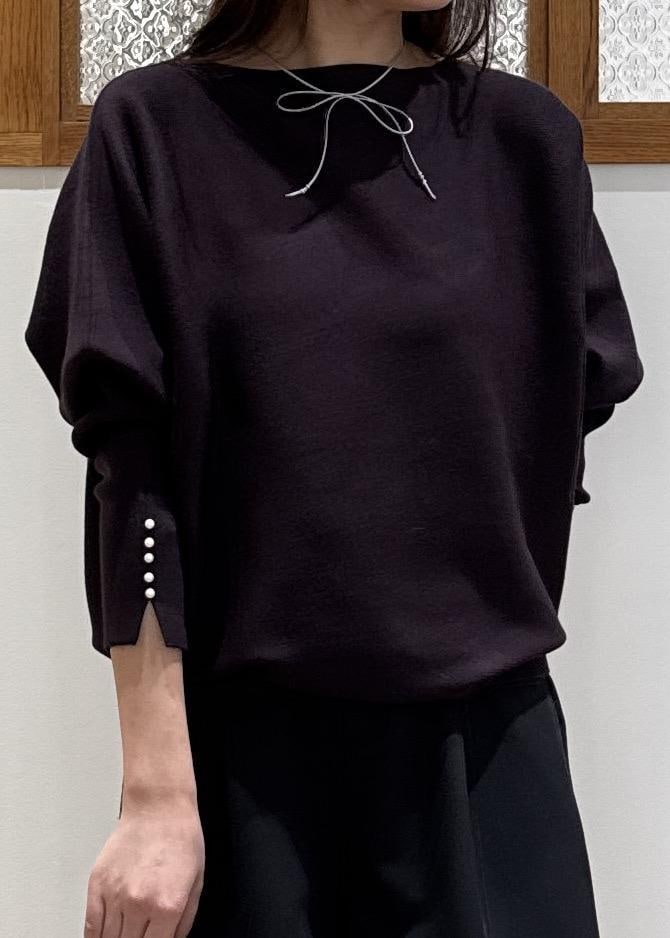 ブラック系のその他パンツ、ブラック系のショルダーバッグ、ブラウン系のニット/セーターを着用したレディースの秋コーディネートの2枚目の写真