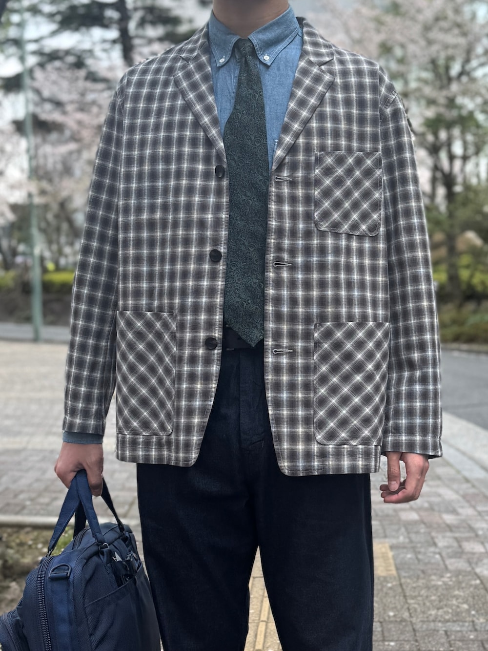 ブラック系のその他アウター、ブルー系のスニーカー、ブルー系のデニムパンツを着用したメンズの夏コーディネートの4枚目の写真