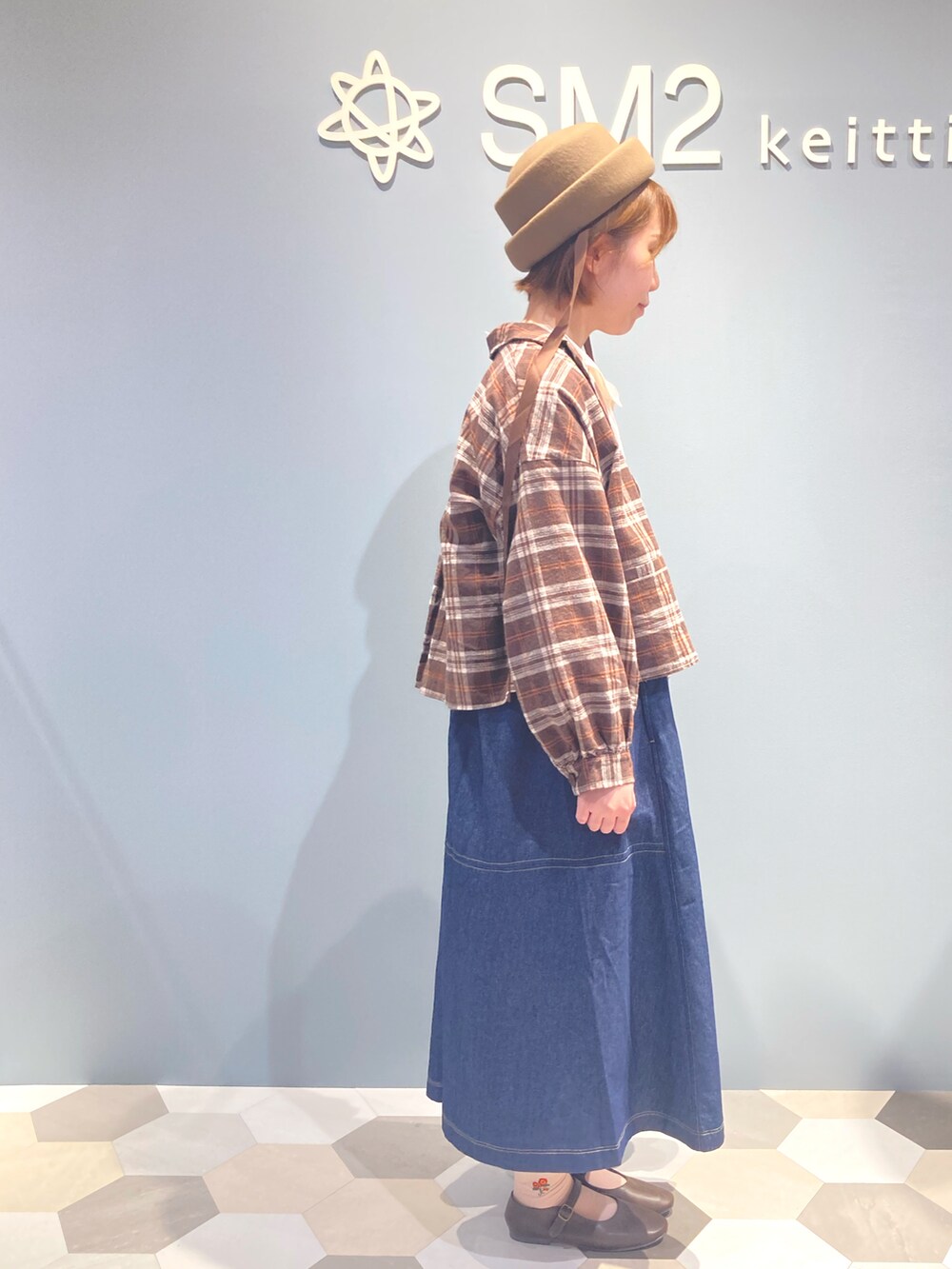 ブラウン系のジャケット/アウター、ホワイト系のシャツ/ブラウス、ブルー系のワンピースを着用したレディースの夏コーディネートの2枚目の写真