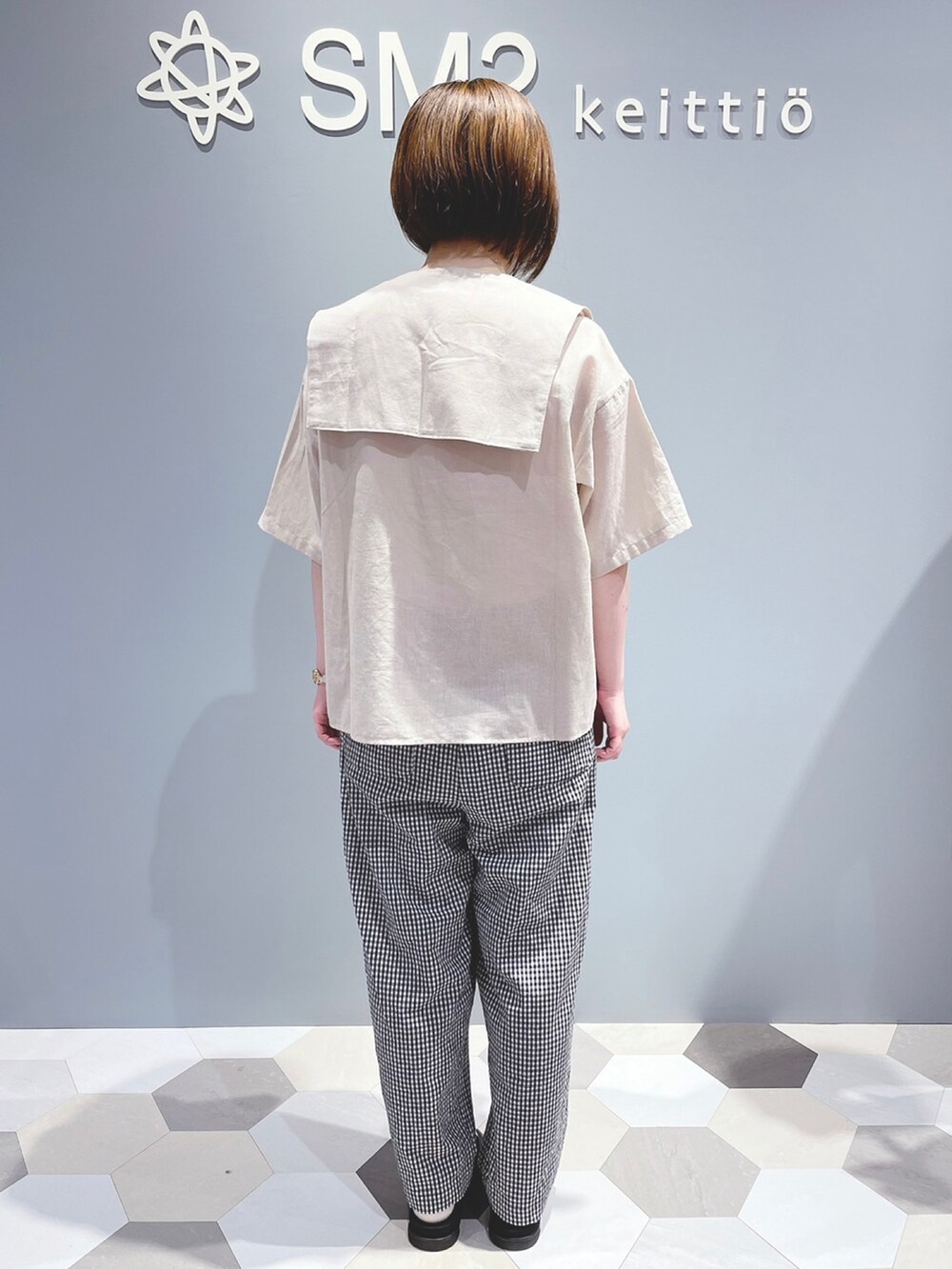 ベージュ系のシャツ/ブラウス、ブラック系のサンダル、ブラック系のその他パンツを着用したレディースの夏コーディネートの2枚目の写真