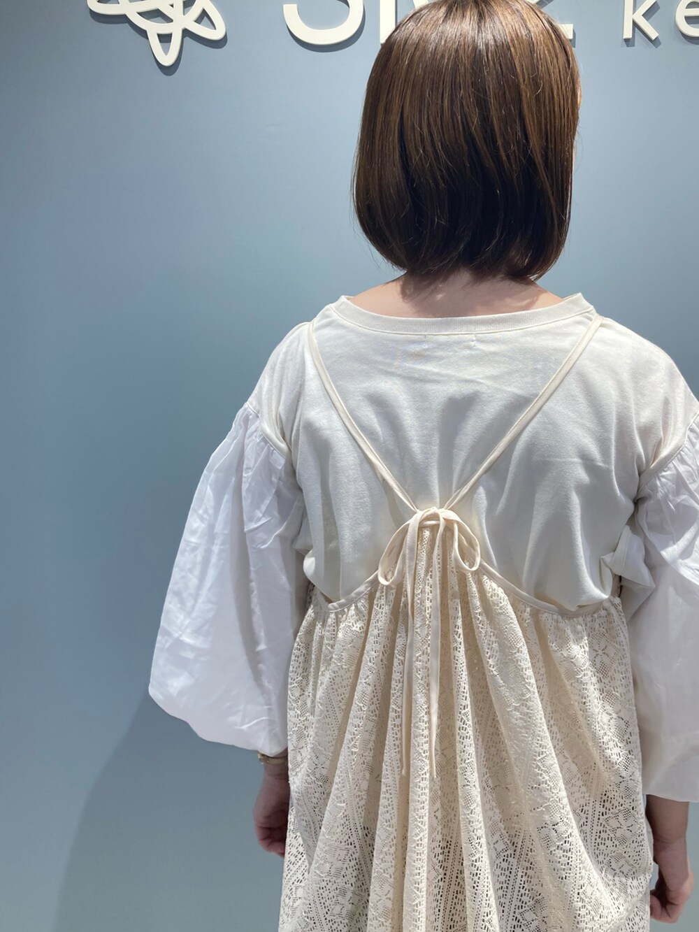 ホワイト系のワンピース、ホワイト系のTシャツ/カットソー、ホワイト系のパンツを着用したレディースの夏コーディネートの2枚目の写真
