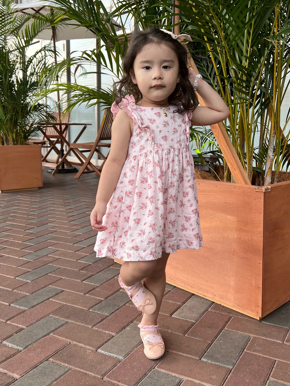 ピンク系のワンピース、その他のバレエシューズ、ピンク系のソックス/靴下を着用したレディースの秋コーディネートの2枚目の写真