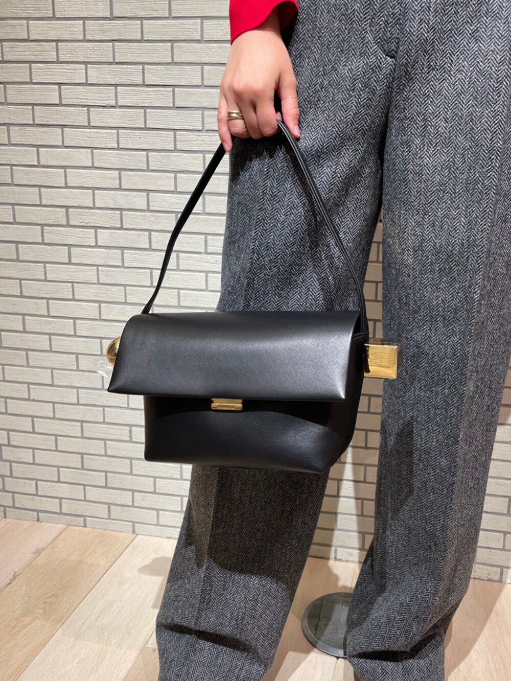 「TOMORROWLAND、トゥモローランド、DES PRÉS、BERNARD ZINS、JACQUEMUS、JVAM、TOTEME、ケープニット、カーディガン、タックパンツ、ワイドパンツ、レッド」｜「JVAMのJVAM GAVIN ショートブーツ（ブーツ、ブラック系）」を使った、Kubo_TOMORROWLANDさん（レディース・167cm）の秋コーディネートの4枚目の写真