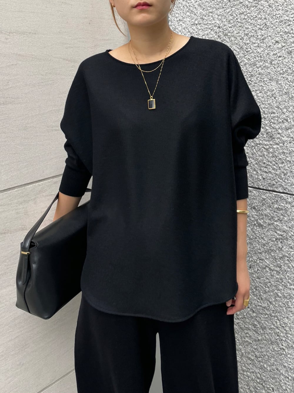 「TOMORROWLAND、トゥモローランド、DES PRÉS、BY MALENE BIRGER、TOTEME、aeyde、DEVE、ボートネック、リラックススタイル、オールブラック」｜「DES PRESのニットコンビネーション ボートネックプルオーバー（Tシャツ/カットソー、ブラック系）」を使った、Kubo_TOMORROWLANDさん（レディース・167cm）の秋コーディネートの2枚目の写真