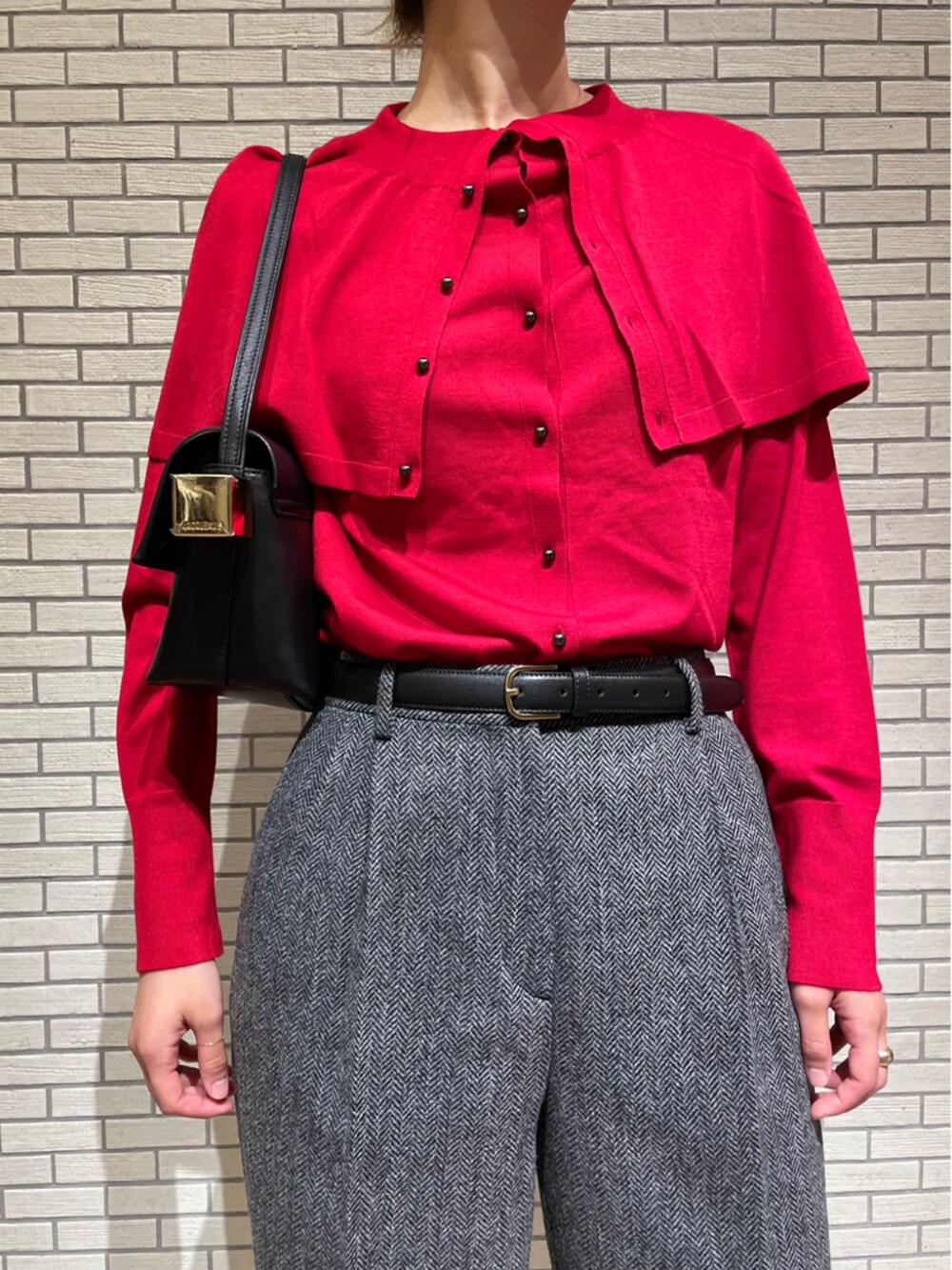 「TOMORROWLAND、トゥモローランド、DES PRÉS、BERNARD ZINS、JACQUEMUS、JVAM、TOTEME、ケープニット、カーディガン、タックパンツ、ワイドパンツ、レッド」｜「JVAMのJVAM GAVIN ショートブーツ（ブーツ、ブラック系）」を使った、Kubo_TOMORROWLANDさん（レディース・167cm）の秋コーディネートの2枚目の写真