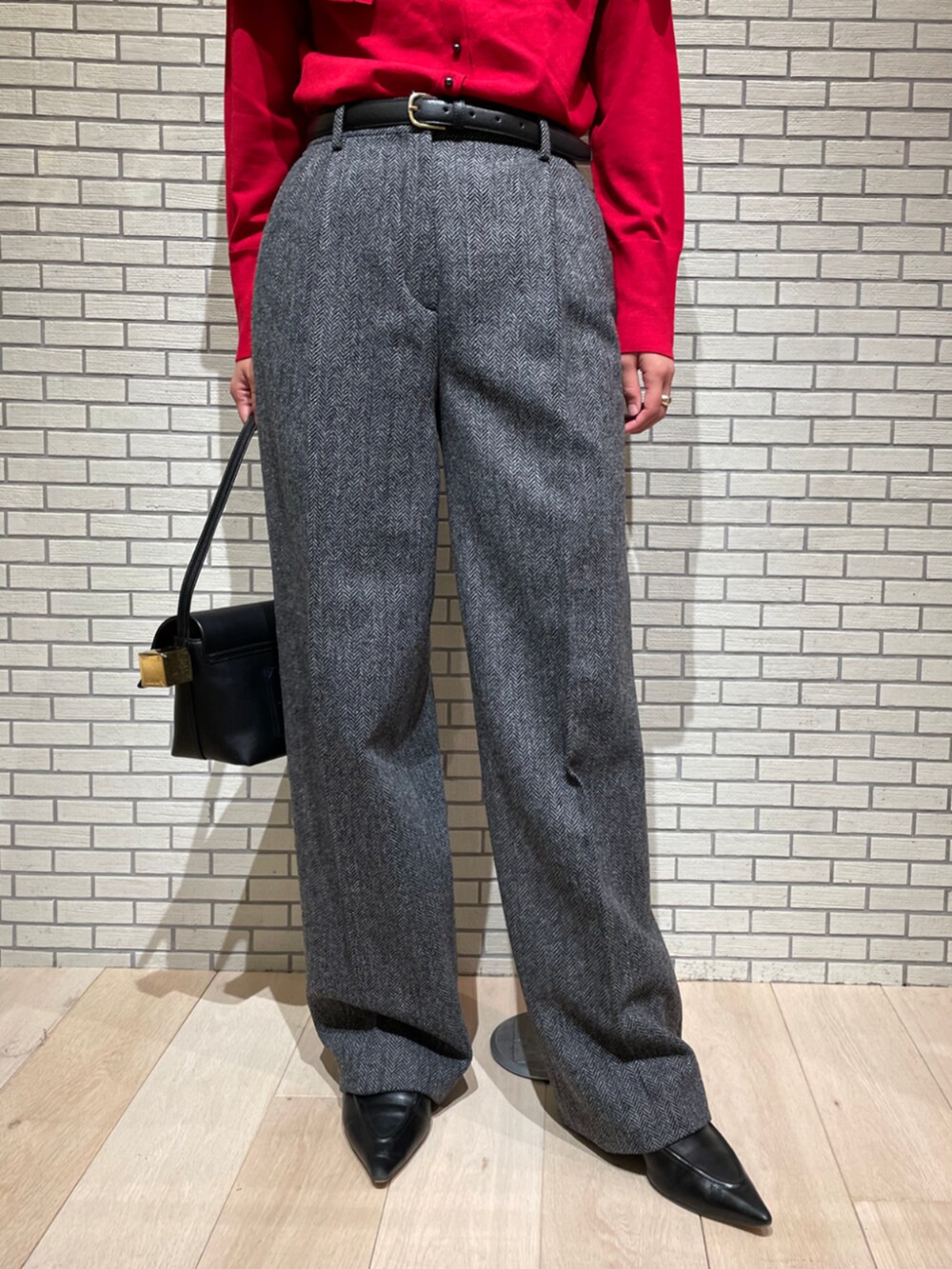「TOMORROWLAND、トゥモローランド、DES PRÉS、BERNARD ZINS、JACQUEMUS、JVAM、TOTEME、ケープニット、カーディガン、タックパンツ、ワイドパンツ、レッド」｜「JVAMのJVAM GAVIN ショートブーツ（ブーツ、ブラック系）」を使った、Kubo_TOMORROWLANDさん（レディース・167cm）の秋コーディネートの3枚目の写真