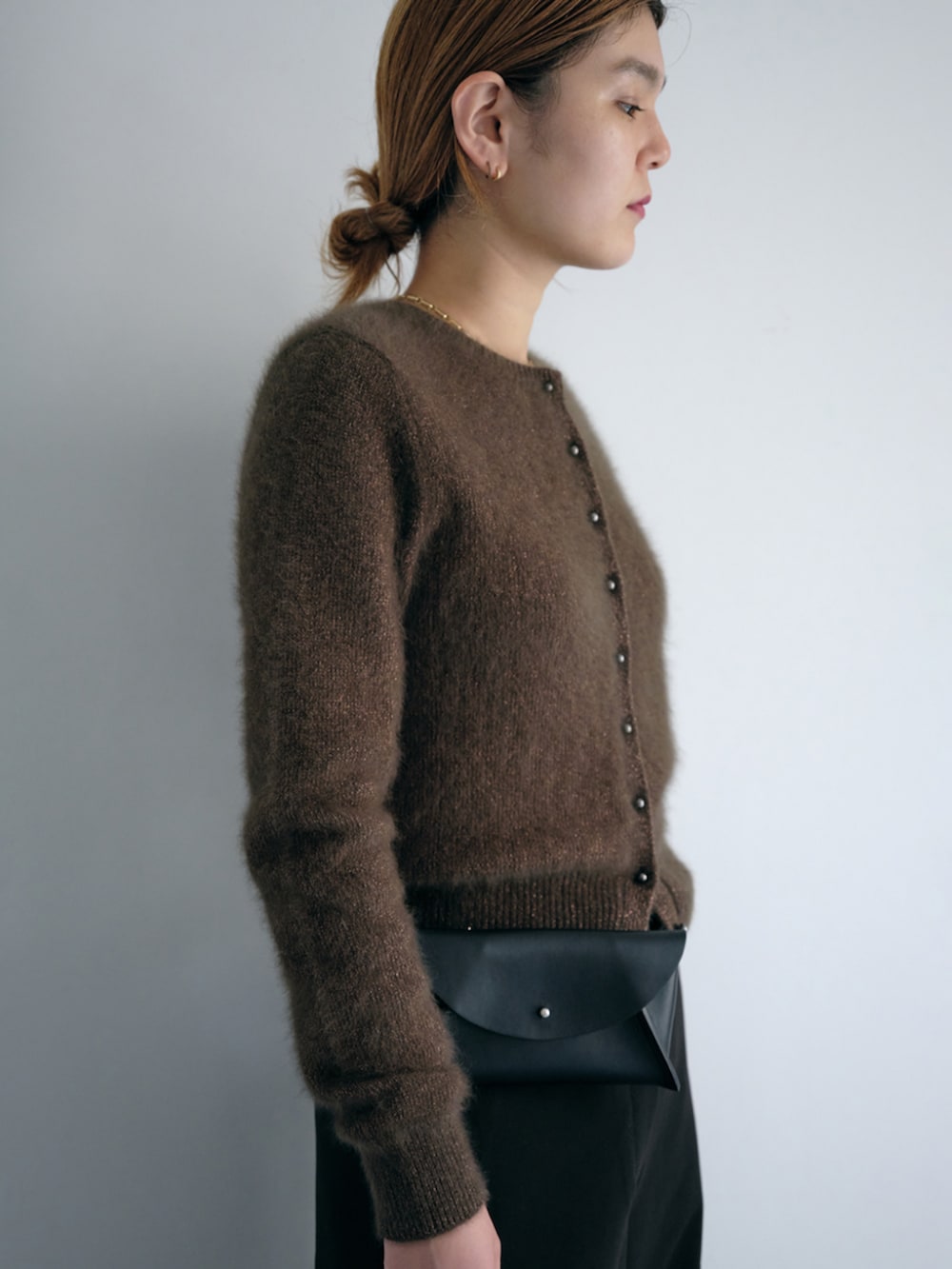 「TOMORROWLAND、トゥモローランド、DES PRÉS、BY MALENE BIRGER、MANUELA、JVAM、テーパードパンツ、カーディガン、ラメニット、ブラウン、大人カジュアル」｜「JVAMのJVAM GAVIN ショートブーツ（ブーツ、ブラック系）」を使った、Kubo_TOMORROWLANDさん（レディース・167cm）の秋コーディネートの2枚目の写真