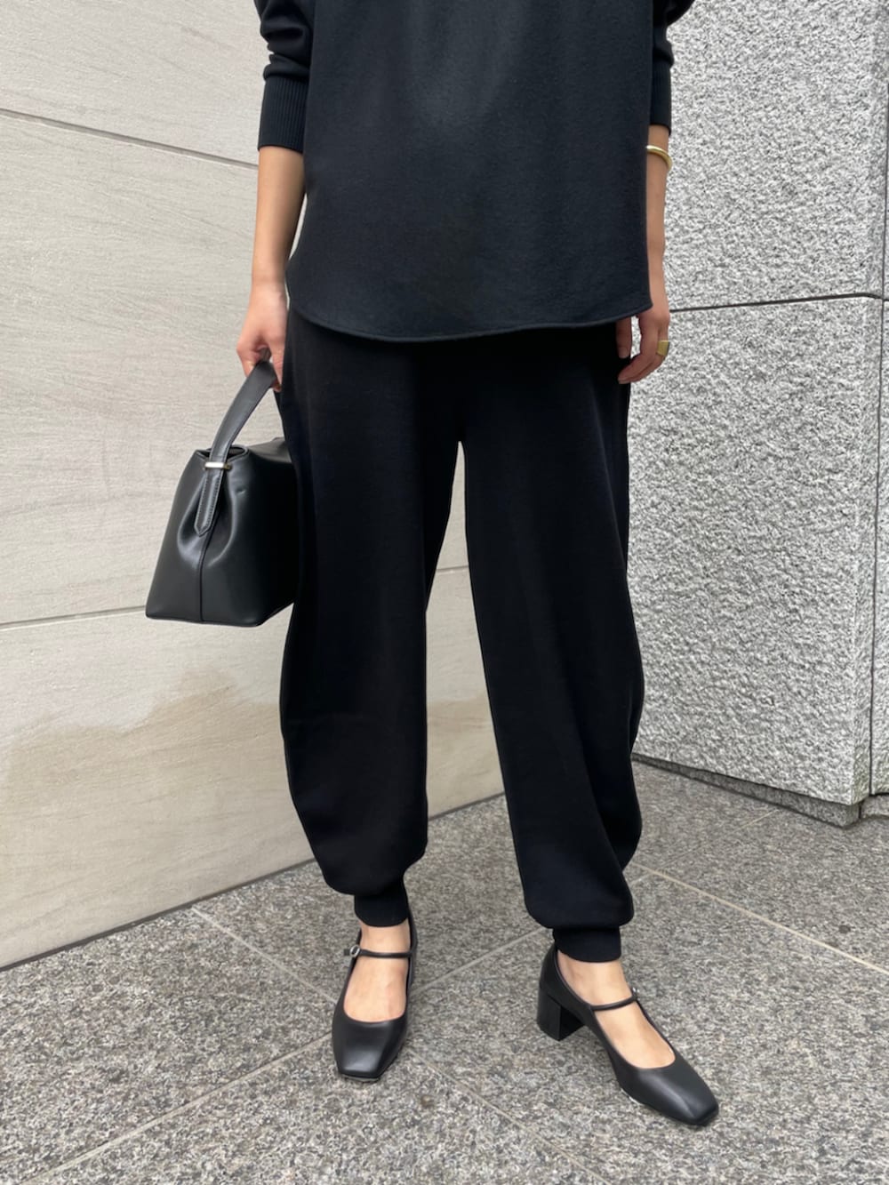 「TOMORROWLAND、トゥモローランド、DES PRÉS、BY MALENE BIRGER、TOTEME、aeyde、DEVE、ボートネック、リラックススタイル、オールブラック」｜「DES PRESのニットコンビネーション ボートネックプルオーバー（Tシャツ/カットソー、ブラック系）」を使った、Kubo_TOMORROWLANDさん（レディース・167cm）の秋コーディネートの3枚目の写真