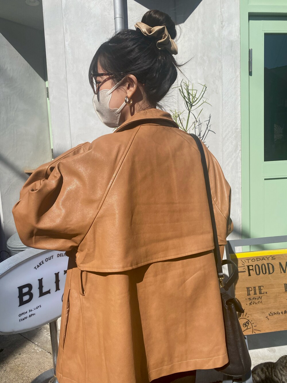 ブラウン系のライダースジャケット、その他のその他トップス、ブラック系のショルダーバッグを着用したレディースの冬コーディネートの2枚目の写真