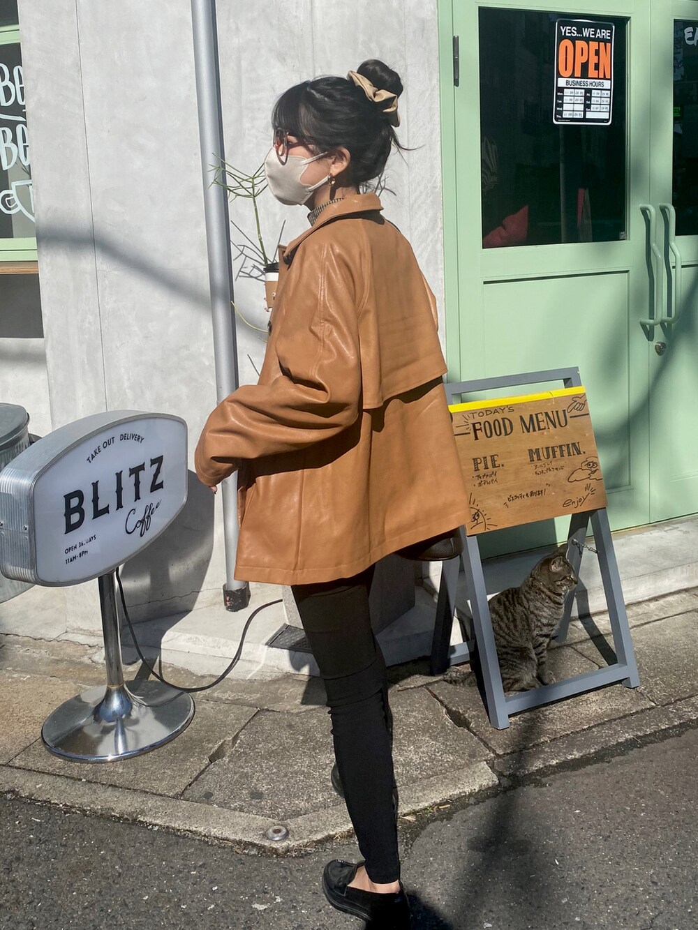 ブラウン系のライダースジャケット、その他のその他トップス、ブラック系のショルダーバッグを着用したレディースの冬コーディネートの3枚目の写真