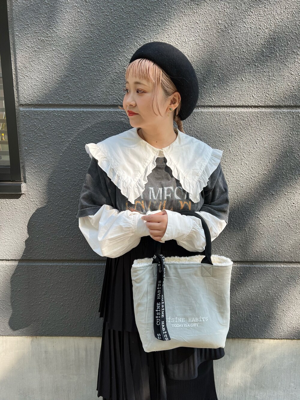 「カジュアルコーデ、大人カジュアル、モノトーン、モノトーンコーデ、レイヤードスタイル、低身長コーデ、ベレー帽、フリルブラウス、Tシャツ、ロングスカート、トートバッグ、リバーシブル、ボア、コーデュロイ、BIRTHDAY BAR」｜「CUISINE HABITSのHORIZONTAL TOTE ボア×コーデュロイ リバーシブル（トートバッグ、ホワイト系）」を使った、ちゃみまる🐶さん（レディース・146cm）の秋コーディネートの2枚目の写真