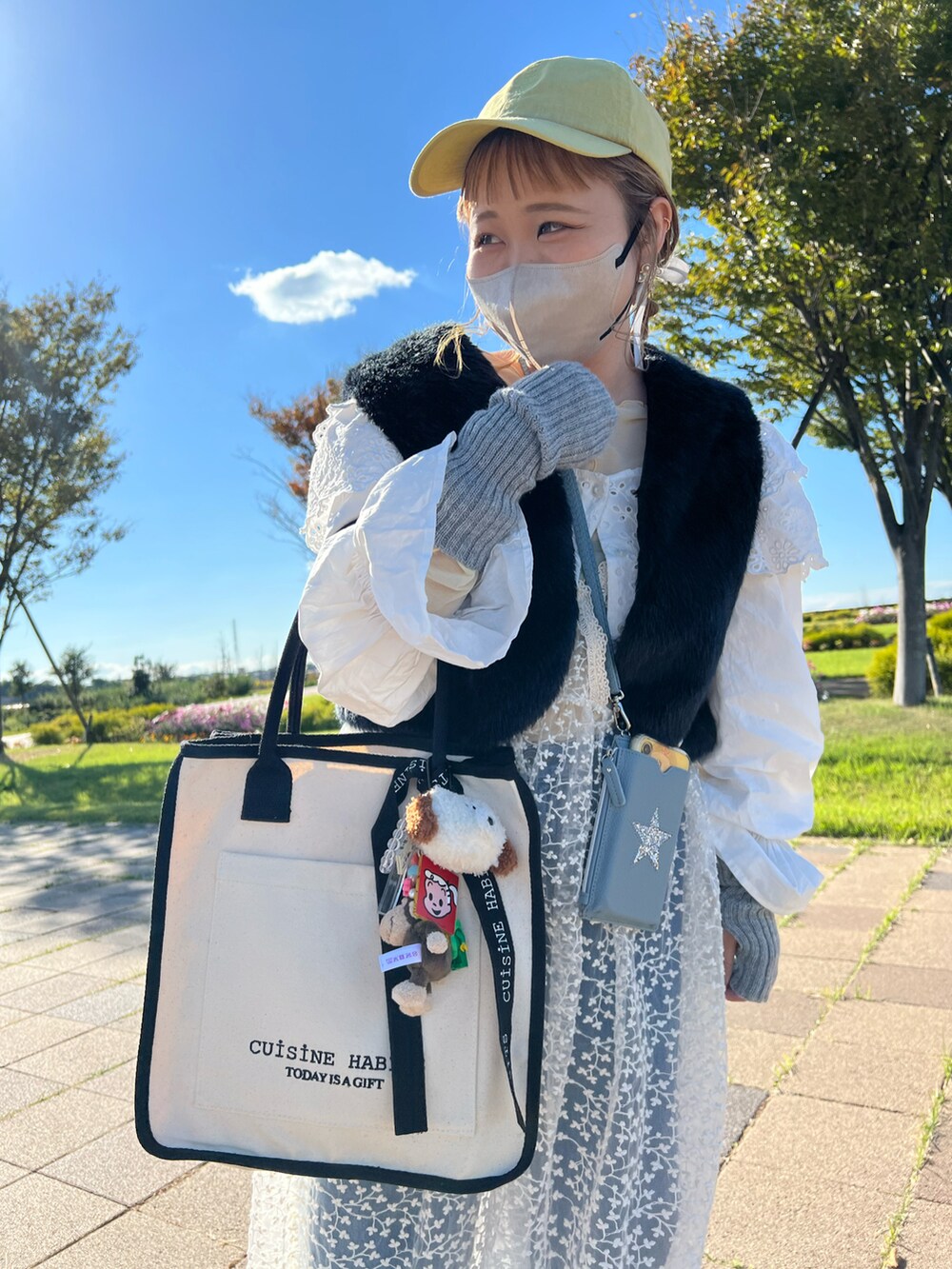 「秋コーデ、休日スタイル、低身長、低身長コーデ、低身長女子、古着MIX、ファーベスト、フリルブラウス、チュニック、キャップ、エアリフト、トートバッグ、スマホショルダー、AirPodsケース、BIRTHDAY BAR」｜「CUISINE HABITSのSQUARE TOTE スクエア トートバッグ（トートバッグ、ホワイト系）」を使った、ちゃみまる🐶さん（レディース・146cm）の秋コーディネートの3枚目の写真