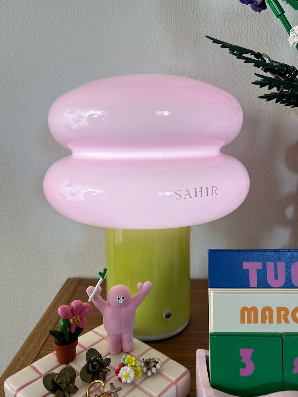 ピンク系のインテリア雑貨、グリーン系のインテリア雑貨、その他のインテリア雑貨を着用したレディースの春コーディネートの5枚目の写真