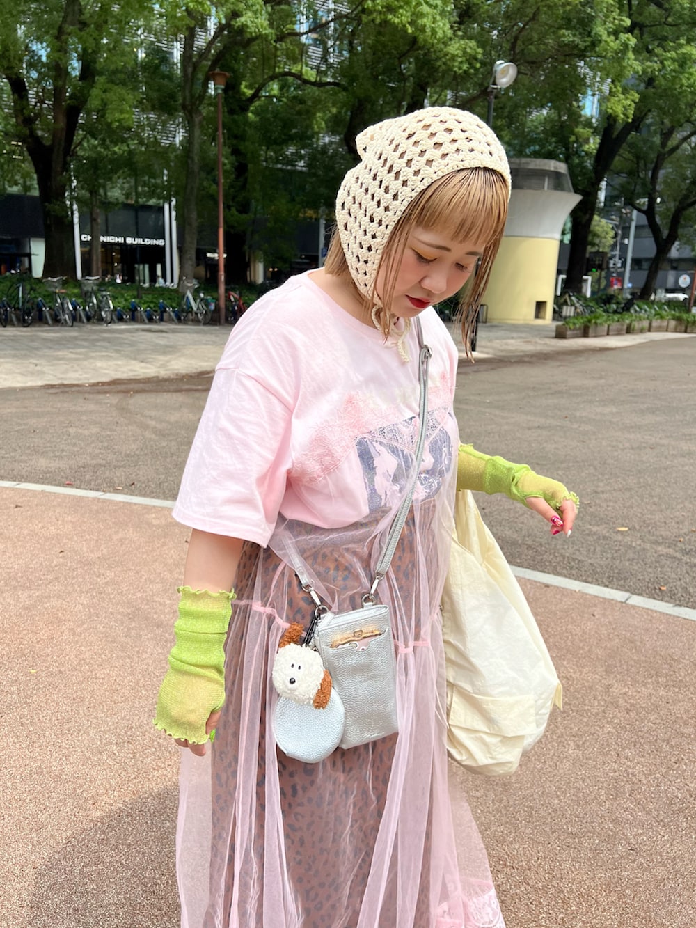 「レイヤードスタイル、夏コーデ、低身長コーデ、カラフル、バブーシュカ、アームカバー、ワンピース、レース、ピンク、レオパード、サンダル、トートバッグ、スマホショルダー、お財布ショルダー、BIRTHDAY BAR」|「Actuallyのフェイクレザー ラウンドコインケース(コインケース、シルバー系)」を使った、ちゃみまる🐶さん(レディース・146cm)の夏コーディネートの2枚目の写真