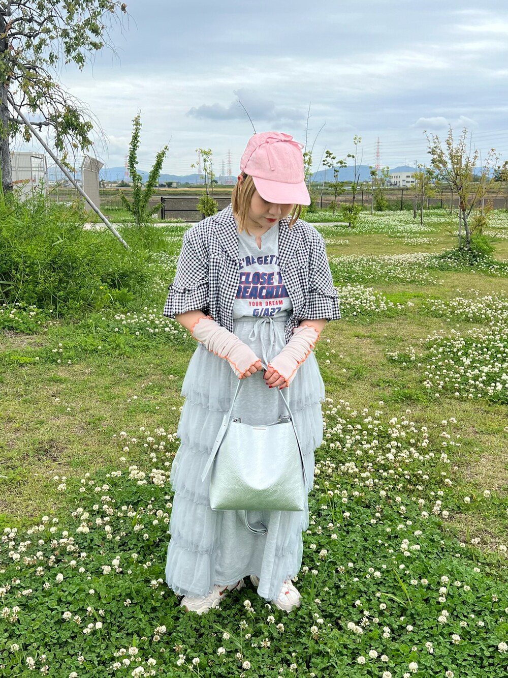 「初夏コーデ、カジュアル、オトナカジュアル、ワントーンコーデ、フリル、ボレロ、チェック、ギンガムチェック、アームウォーマー、スニーカーコーデ、ショルダーバッグ、トートバッグ、ポーチ、シルバー、BIRTHDAY BAR」｜「Actuallyのフェイクレザー 2wayミニショルダー ポーチ付き（ショルダーバッグ、シルバー系）」を使った、ちゃみまる🐶さん（レディース・146cm）の春コーディネートの2枚目の写真