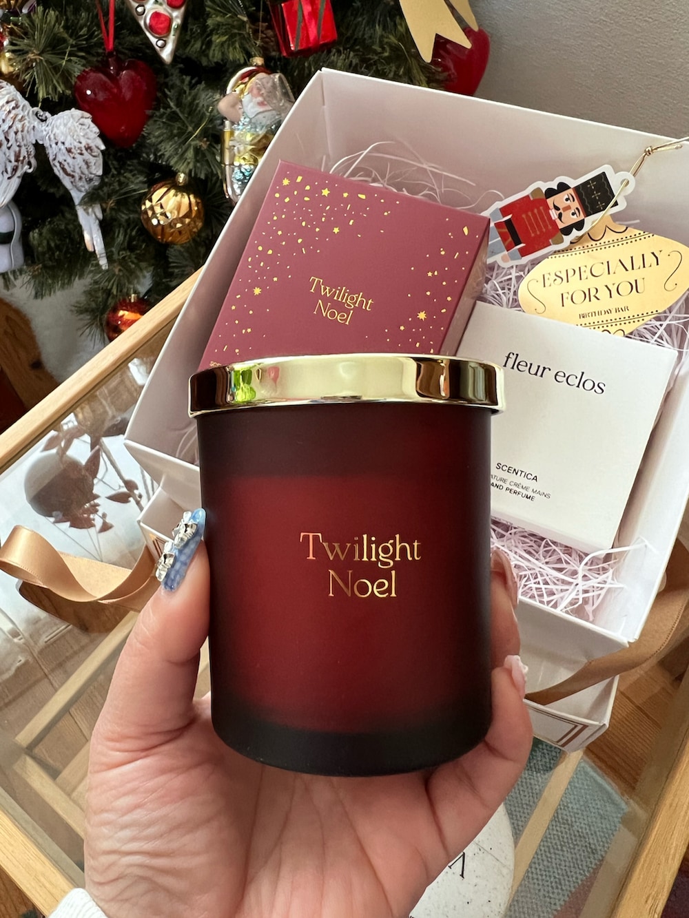 レッド系のキャンドル、ピンク系のハンドケア/ハンドクリーム、その他のその他を着用したレディースの冬コーディネートの3枚目の写真