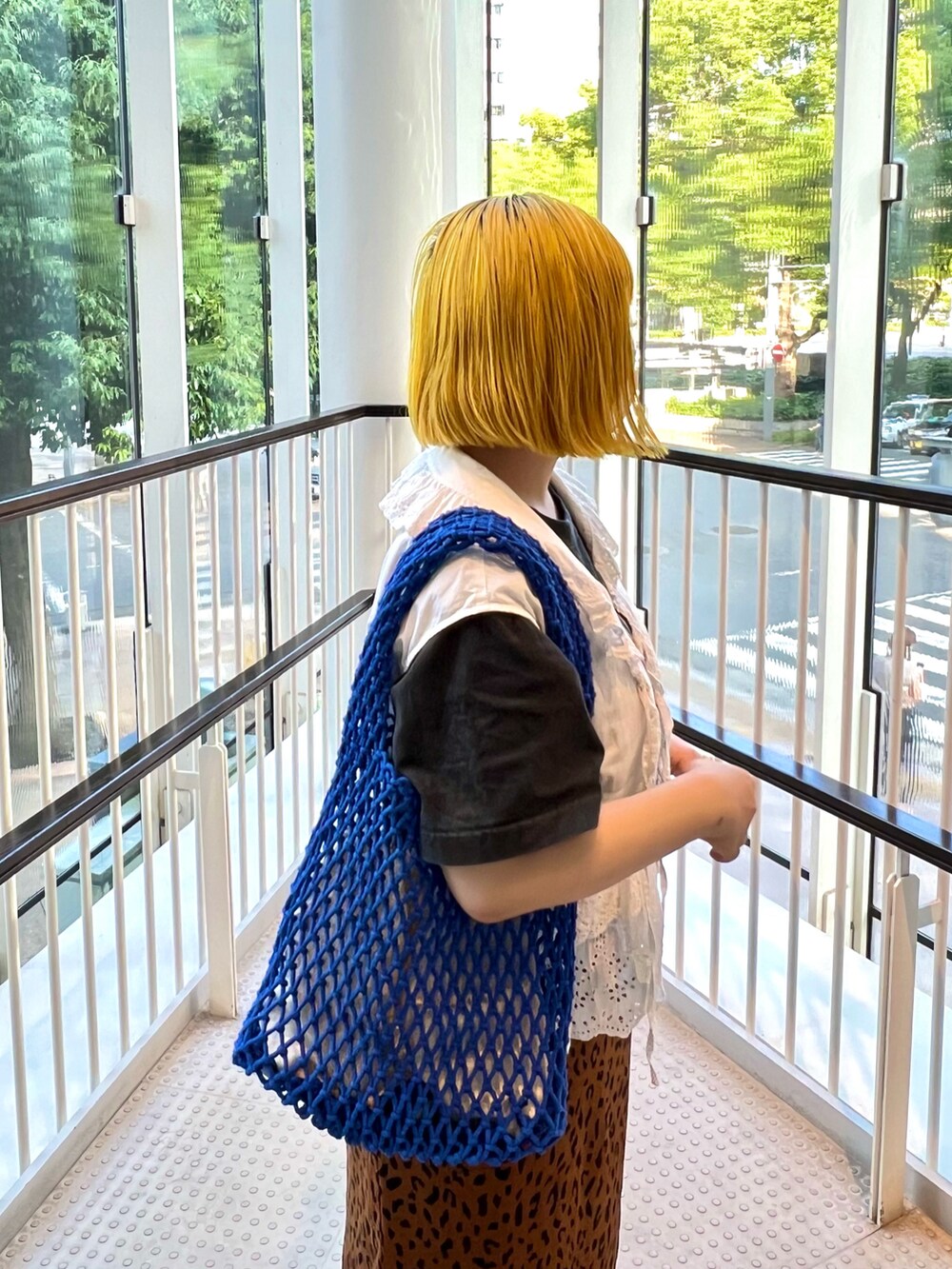 「カジュアル、カジュアルコーデ、低身長、低身長女子、低身長コーデ、レイヤードスタイル、スニーカーコーデ、Tシャツ、ベスト、レオパード、スカート、NIKE、マクラメ、トートバッグ、BIRTHDAY BAR」｜「Actuallyのマクラメバッグ（トートバッグ、ブルー系）」を使った、ちゃみまる🐶さん（レディース・146cm）の夏コーディネートの2枚目の写真