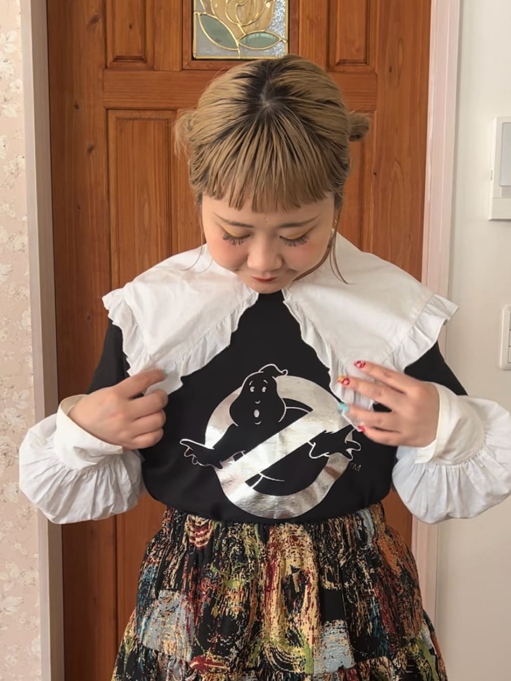 ブラック系のTシャツ/カットソー、ブラック系のトートバッグ、グリーン系のテーラードジャケットを着用したレディースの春コーディネートの2枚目の写真