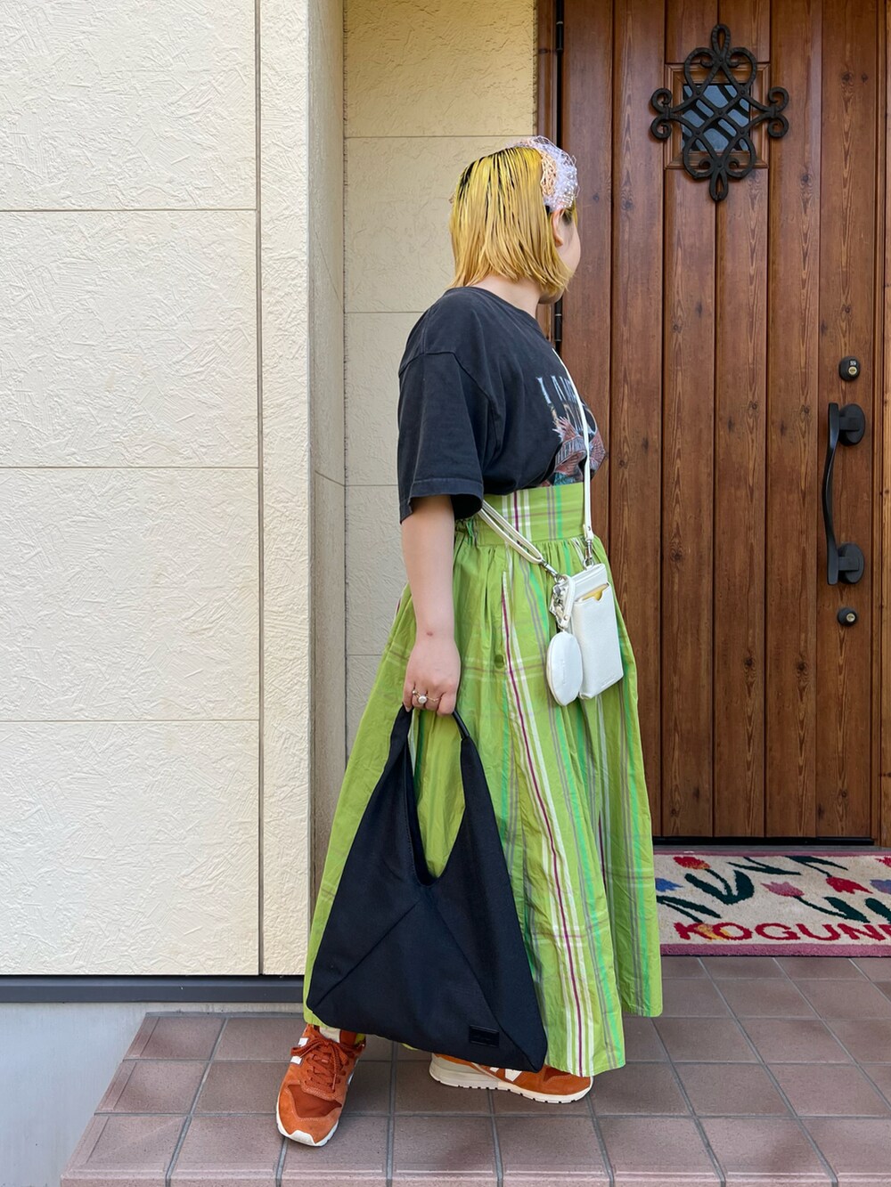 ブラック系のトートバッグ、ホワイト系のショルダーバッグ、ブラック系のTシャツ/カットソーを着用したレディースの夏コーディネートの2枚目の写真