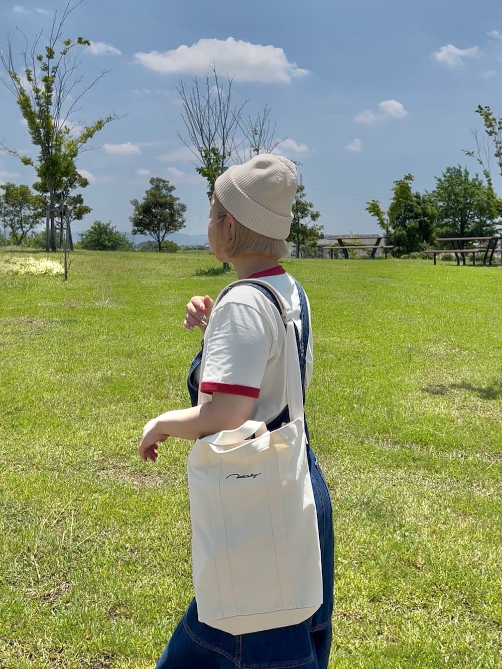 「カジュアルコーデ、低身長コーデ、韓国ブランド、Tシャツ、ジャンパースカート、ニット帽、GU、スニーカー、スニーカーコーデ、VANS、トートバッグ、キャンバストート、ハンドバッグ、ショルダーバッグ、BIRTHDAY BAR」｜「BIRTHDAY BARのActually キャンバス2WAYショルダーバッグ（トートバッグ、ホワイト系）」を使った、ちゃみまる🐶さん（レディース・146cm）の夏コーディネートの2枚目の写真