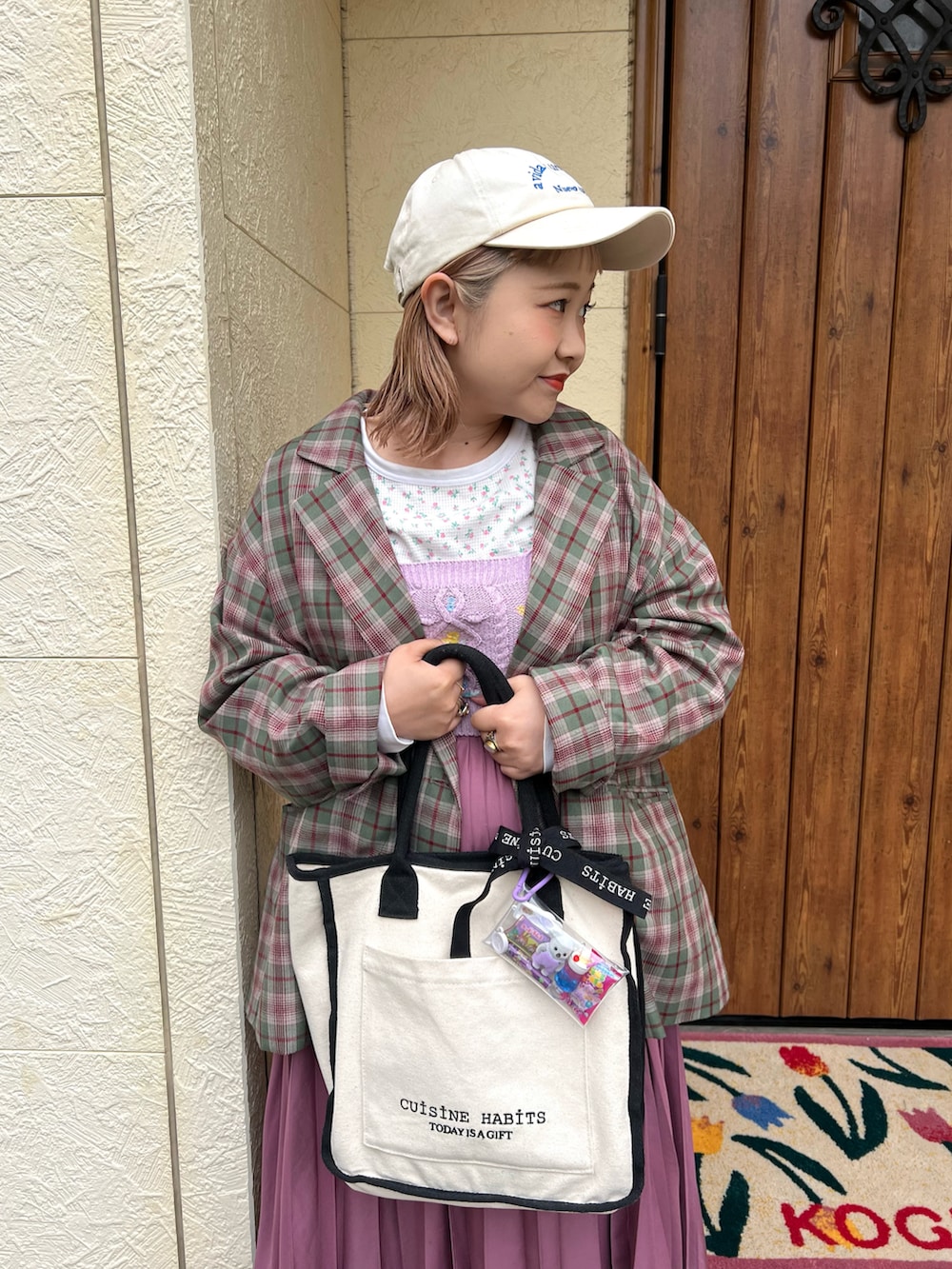 ホワイト系のトートバッグ、ピンク系のTシャツ/カットソー、グリーン系のテーラードジャケットを着用したレディースの秋コーディネートの2枚目の写真