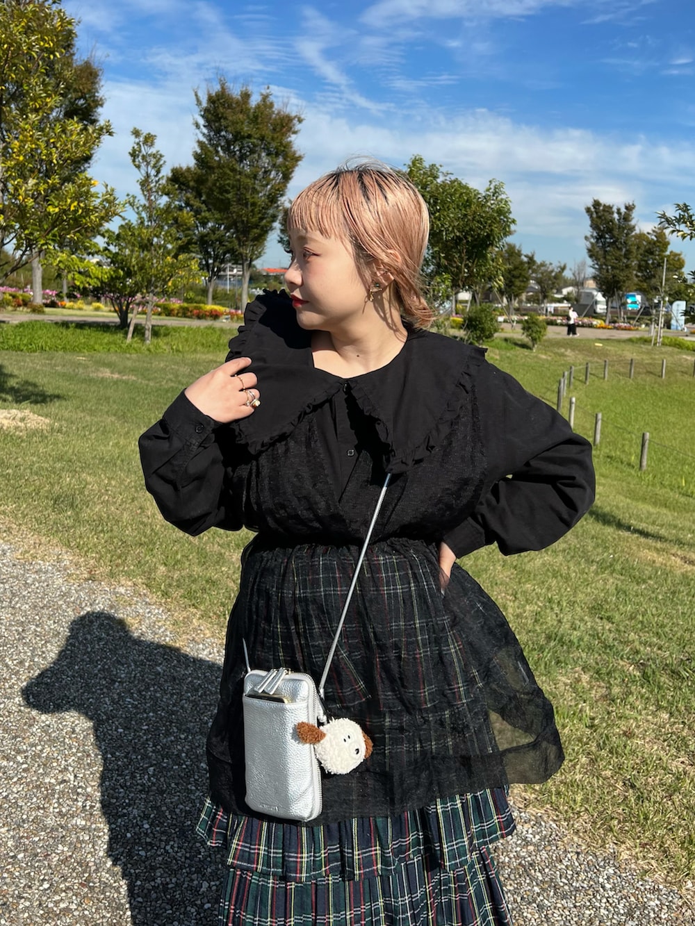 「お出かけコーデ、レイヤードスタイル、カジュアル、大人カジュアル、低身長、低身長コーデ、チェックスカート、古着MIX、シアートップス、ショートブーツ、スマホショルダー、シルバー、AirPodsケース、BIRTHDAY BAR」｜「Actuallyのシュリンク フェイクレザー スマホショルダー（ショルダーバッグ、シルバー系）」を使った、ちゃみまる🐶さん（レディース・146cm）の秋コーディネートの2枚目の写真