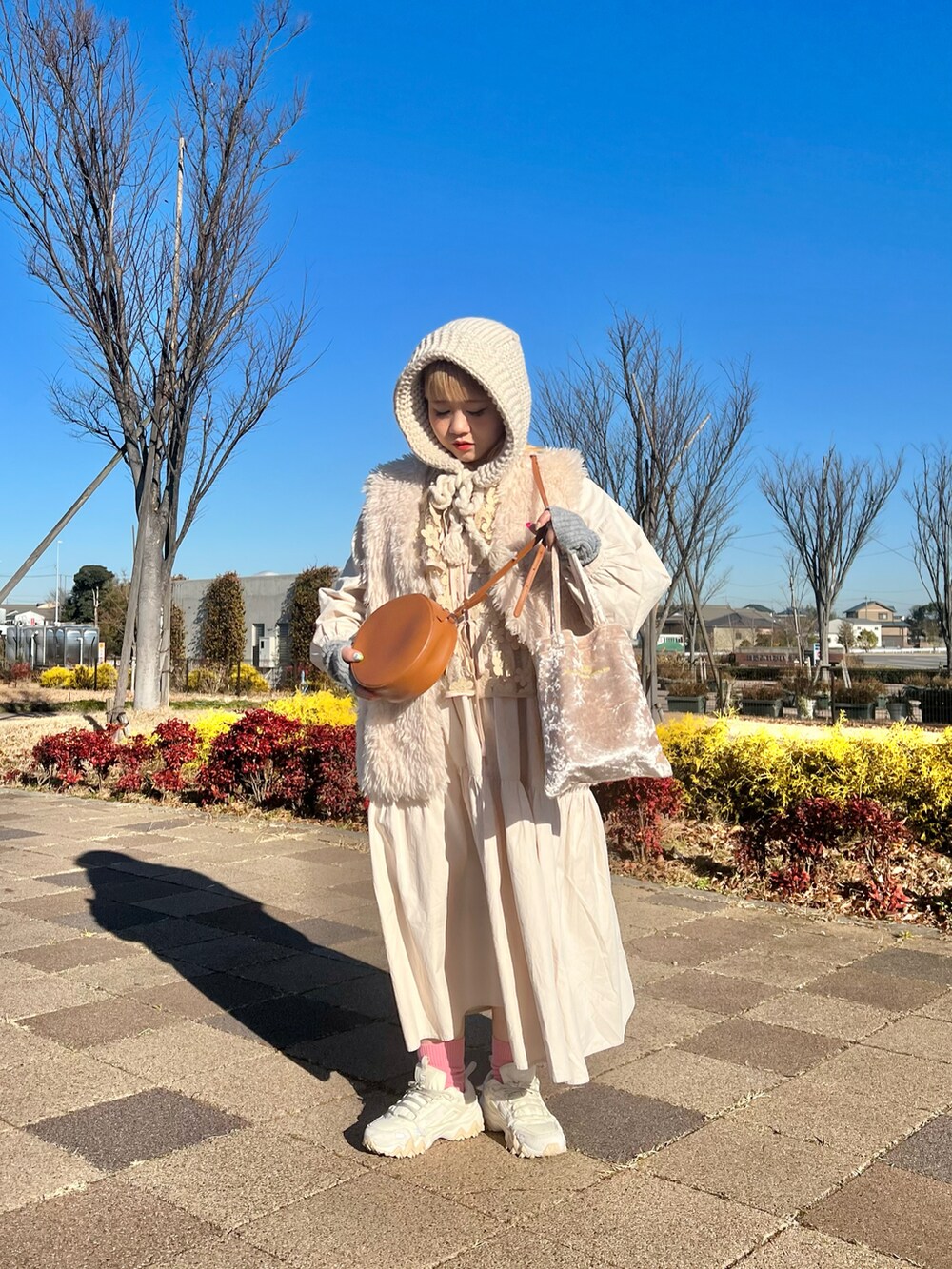 「冬コーデ、ワントーンコーデ、低身長コーデ、低身長女子、バラクラバ、アームウォーマー、ファーベスト、ベスト、CAROLINA GLASER、スニーカー、FILA、ショルダーバッグ、トートバッグ、BIRTHDAY BAR、私の推しブランド」｜「Actuallyのベロアトート Sサイズ（ハンドバッグ、ベージュ系）」を使った、ちゃみまる🐶さん（レディース・146cm）の冬コーディネートの2枚目の写真