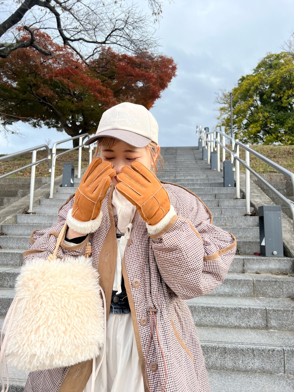 「お出かけコーデ、休日スタイル、カジュアルコーデ、大人カジュアル、低身長、イエベ春、ムートン、ボア、AirPodsケース、ハンドクリーム、BIRTHDAY BAR」｜「Casseliniのリアルムートングローブ（手袋、イエロー系）」を使った、ちゃみまる🐶さん（レディース・146cm）の冬コーディネートの3枚目の写真