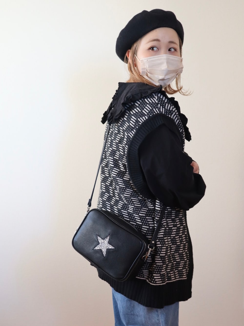 ブラック系のシャツ/ブラウス、ブラック系のベスト、ブラック系のショルダーバッグを着用したレディースの冬コーディネートの2枚目の写真